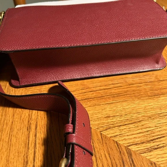New Coach Elegant Burgundy Leather Shoulder Bag - Picture 7 of 16